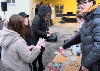 MOJE LOUNY TV: VÁNOČNÍ TRHY V LOUNSKÉM GYMNÁZIU