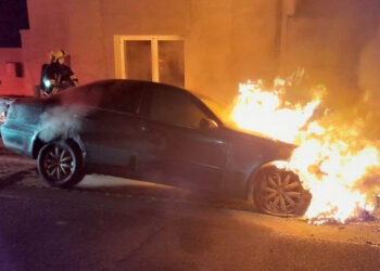 VE VELTĚŽÍCH HOŘELA AUTA