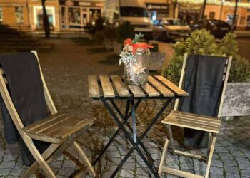 STÁNEK NABÍZÍ I MALÉ POSEZENÍ