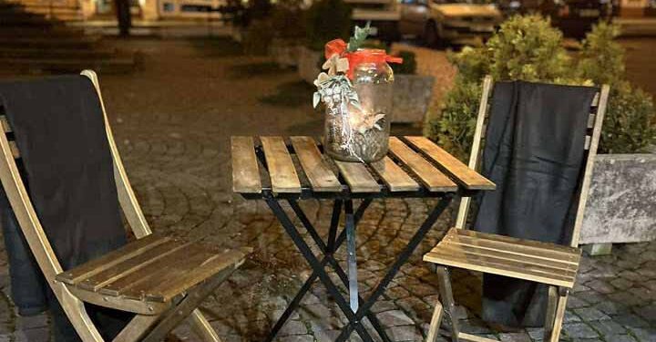 STÁNEK NABÍZÍ I MALÉ POSEZENÍ