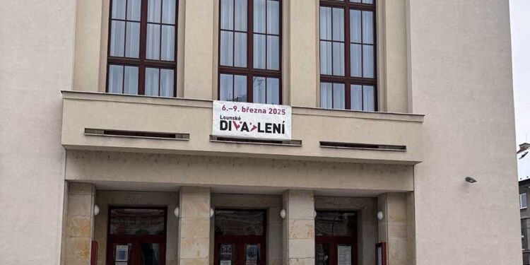 CHYSTÁ SE DIVADLENÍ