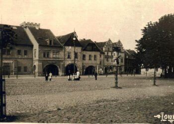 PODLOUBÍ NA NÁMĚSTÍ