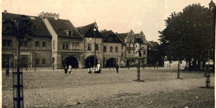 PODLOUBÍ NA NÁMĚSTÍ