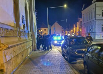 AKTUALIZOVÁNO: POLICIE ZASAHOVALA V PODĚBRADOVĚ ULICI