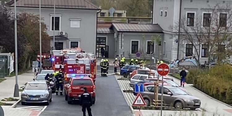 HASIČI ZASAHOVALI U NÁDRAŽÍ