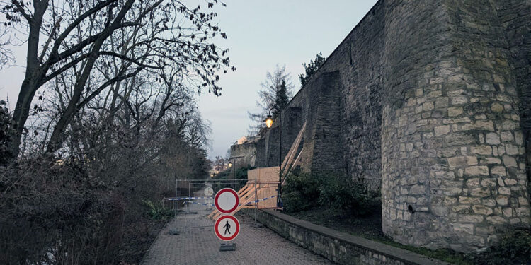 SMUTNÝ POHLED NA HRADBY