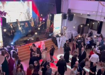 PRÁVĚ TEĎ: MATURITNÍ PLES GYMNÁZIA V PLNÉM PROUDU