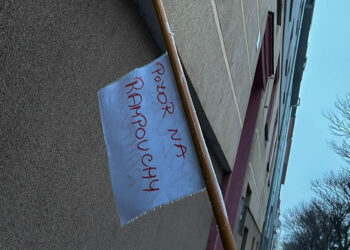 POZOR NA PADAJÍCÍ SNÍH A RAMPOUCHY