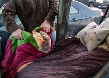 BEZDOMOVEC SE SCHOVAL V NEUZAMČENÉM AUTĚ