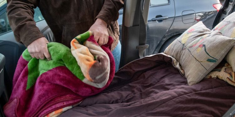 BEZDOMOVEC SE SCHOVAL V NEUZAMČENÉM AUTĚ