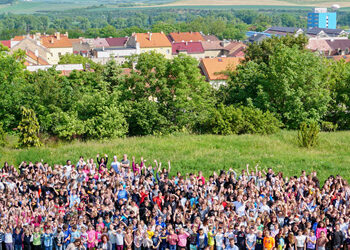 POMOZTE TROJCE POHYBEM