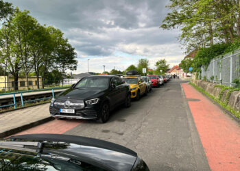 PARKUJÍCÍ AUTA PARALIZOVALA OKOLÍ HALY