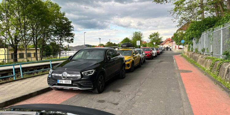 PARKUJÍCÍ AUTA PARALIZOVALA OKOLÍ HALY