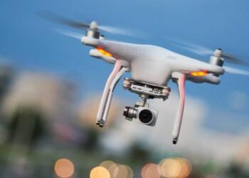 DRON ZNOVU NAD MĚSTEM