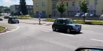 MĚSTEM PROJELY VOZY MINI COOPER