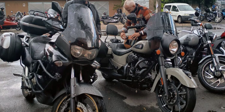 MOTORKÁŘI NA BAHNĚ